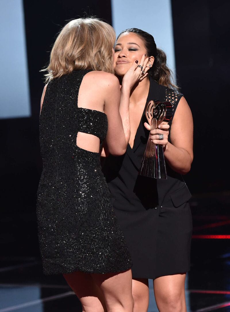 Taylor Swift sexy agli iHeartRadio Music Awards: vince e duetta con Madonna 11