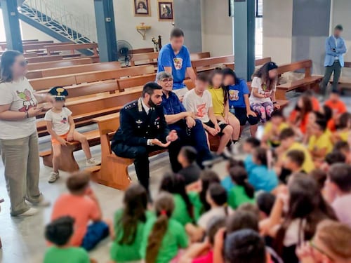 "Hai portato via papà, sei bravo". L'abbraccio del piccolo al carabiniere