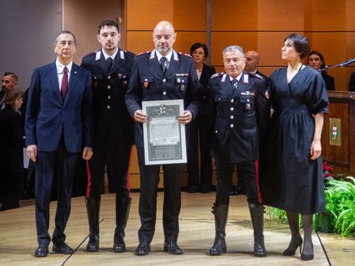Ovazioni per l'agente eroe e show contro i carabinieri