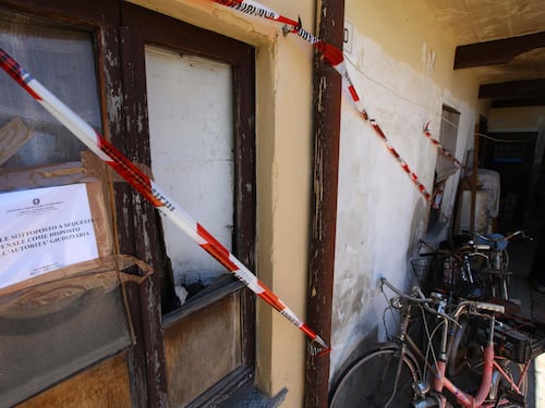 Tragedia dopo l'avviso di sfratto: strangola la moglie, poi si uccide