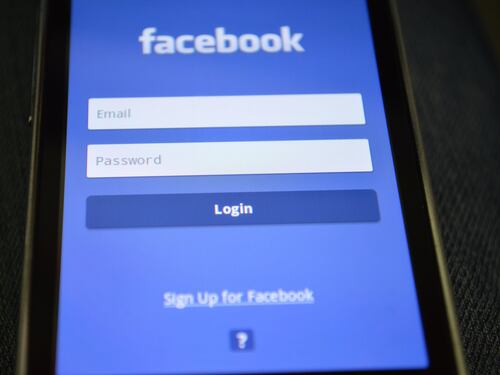 Ricercata commenta la sua foto segnaletica su Facebook: individuata e arrestata