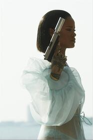 Rihanna, sexy killer in "Needed me": foto 1