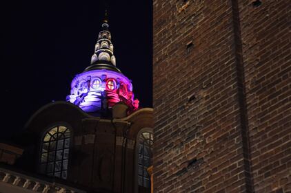 La Cappella del Guarini di Torno illuminata con il tricolore francese  2