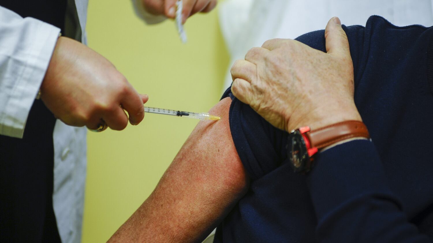 L'ipotesi di piano B: anticipare i giovani con la cura Oxford (e 50mila medici)