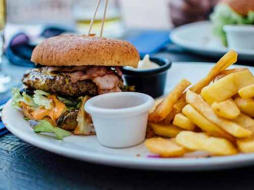 Dieta: quali cibi fanno ingrassare di più dopo i 50 anni