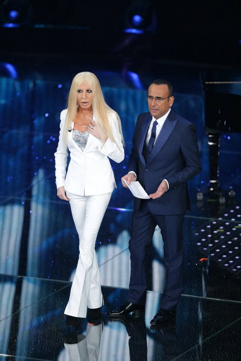 Virginia Raffaele si "trasforma" in Donatella Versace: le foto 9