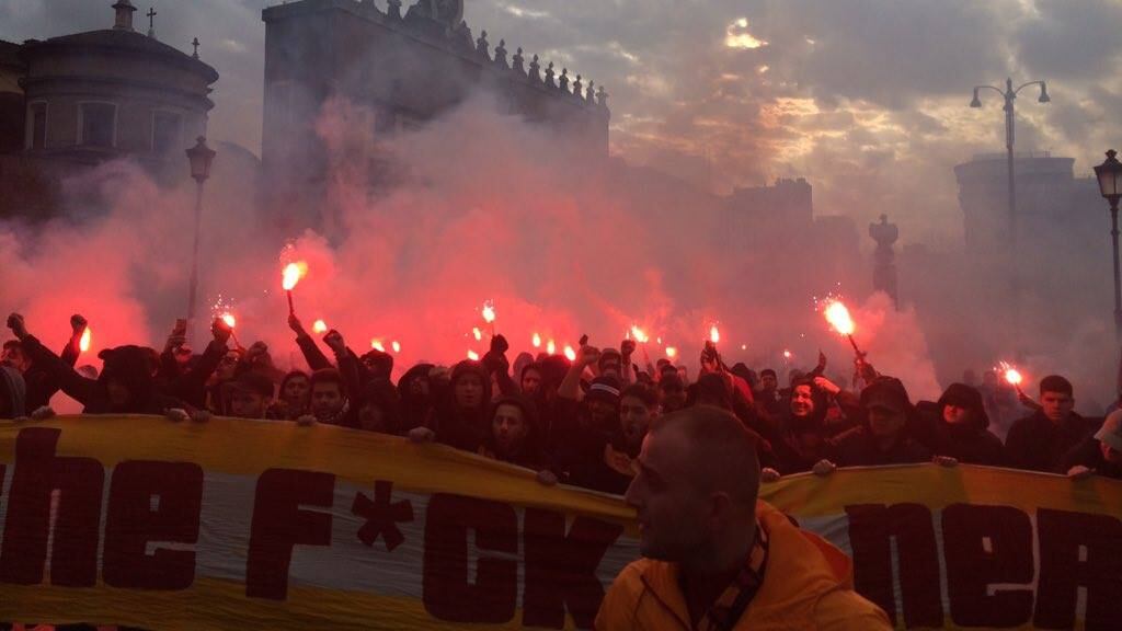 Roma, la furia dei tifosi Galatasaray: accoltellati e bombe carta