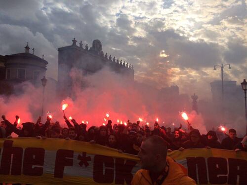 Roma, la furia dei tifosi Galatasaray: accoltellati e bombe carta