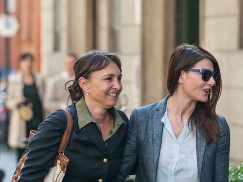 Ilaria D'Amico fa shopping con un'amica