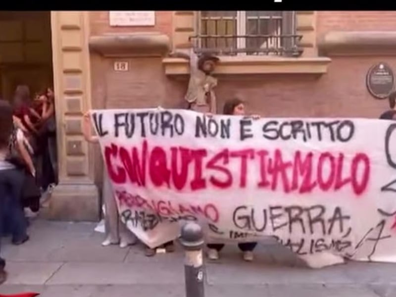 Bologna, manichino di Valditara appeso alla finestra della scuola: il gesto choc contro il ministro