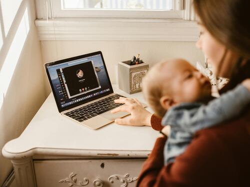 Save The Children, in Italia ha un impiego solo il 58,2% delle madri con figli in età prescolare