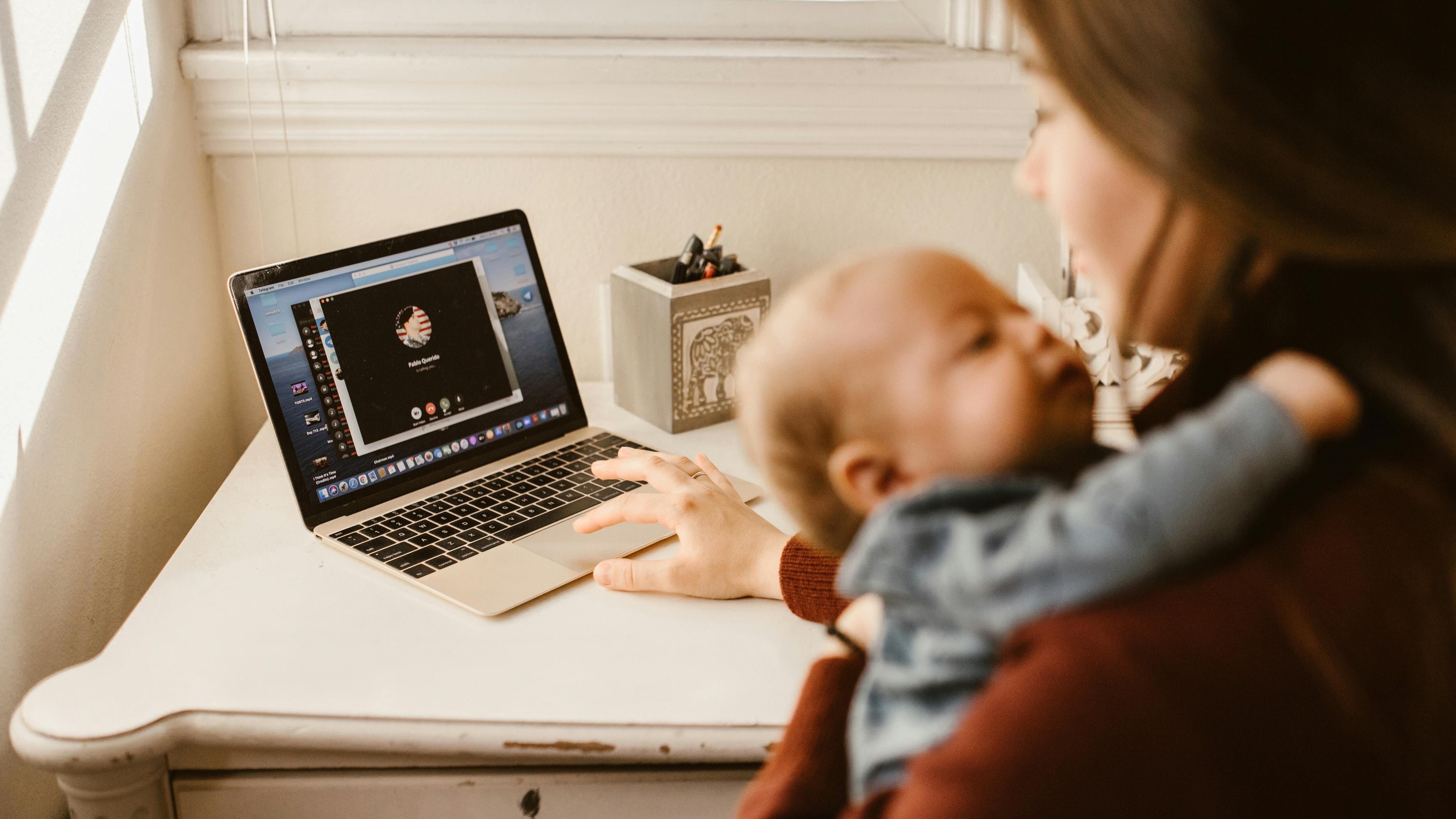 Bonus mamme lavoratrici, requisiti, importi e tempistiche: cosa c'è da sapere