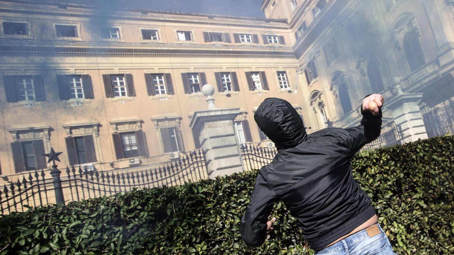 Sciopero, in piazza in 25 città. A Padova poliziotti feriti negli scontri