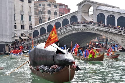 Al via il Carnevale di Venezia: 100 barche sul Canal Grande 10