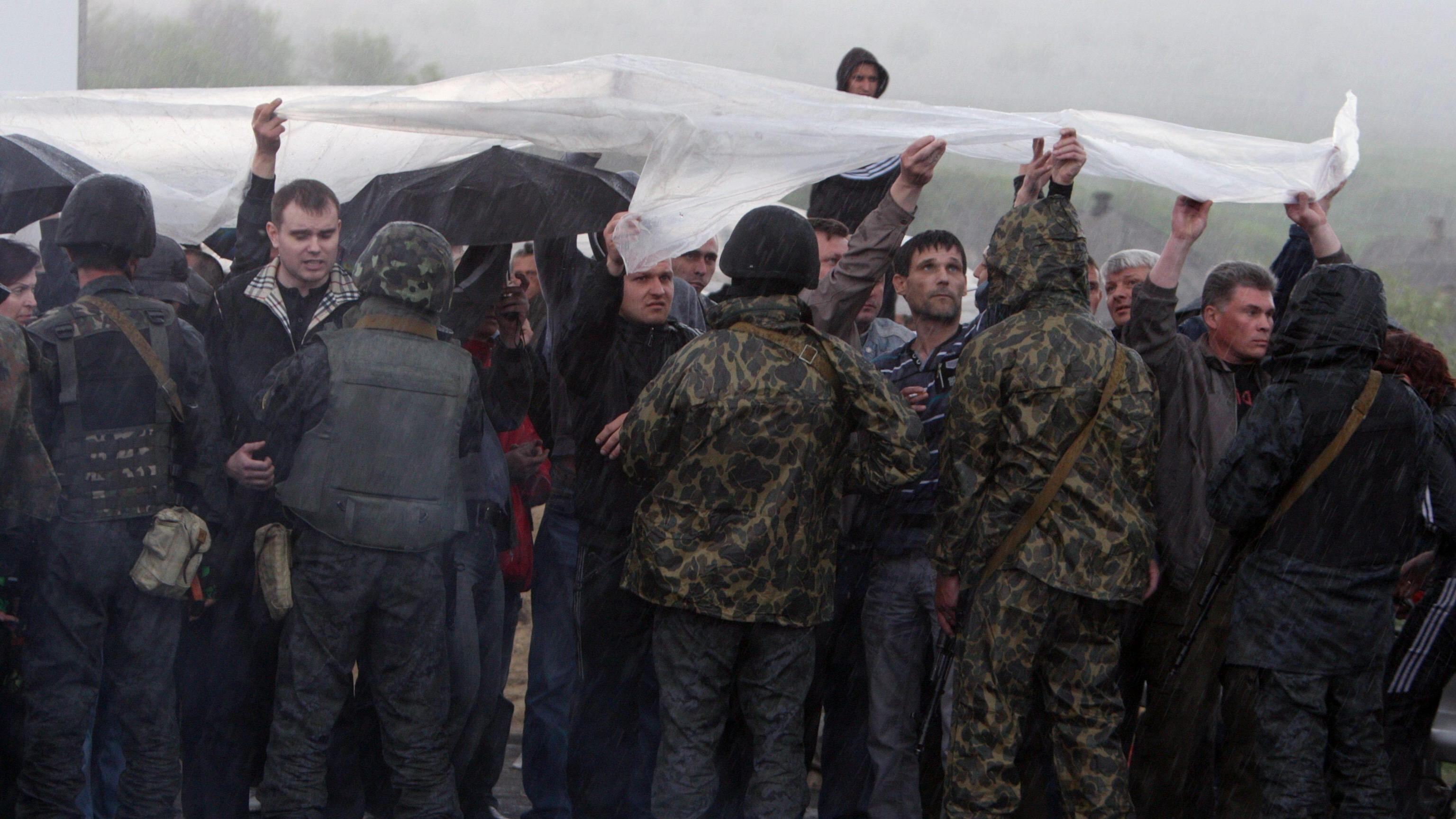 Ucraina, liberati osservatori Osce. Continua l'offensiva contro i filorussi