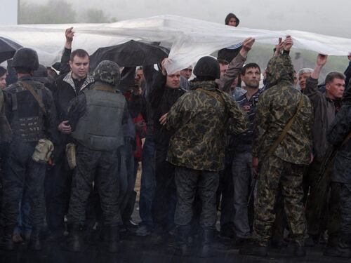 Ucraina, liberati osservatori Osce. Continua l'offensiva contro i filorussi