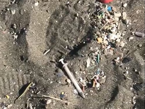 Siringhe in spiaggia al Lido Mappatella: paura per i bambini che giocano sulla sabbia