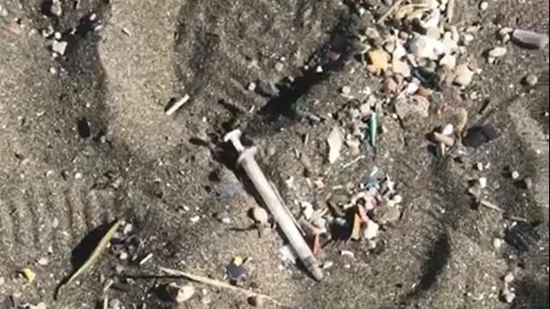Siringhe in spiaggia al Lido Mappatella: paura per i bambini che giocano sulla sabbia