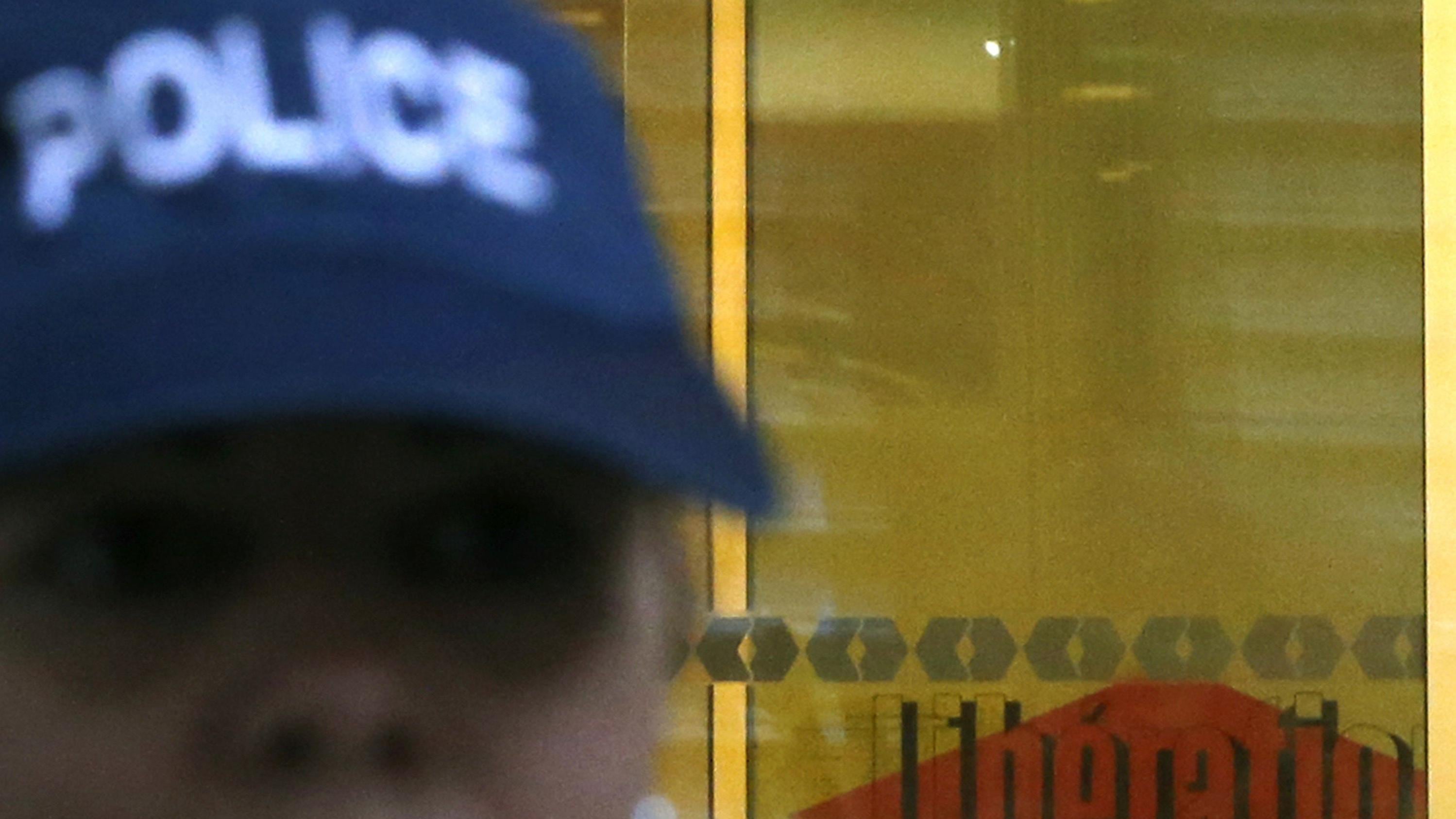 Un uomo col fucile terrorizza Parigi