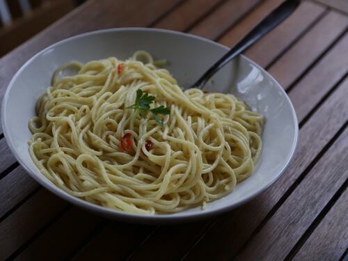 Spaghetti aglio, olio e peperoncino: ricetta e benefici a 60 anni