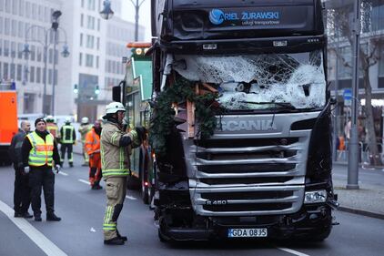 Berlino, il tir crivellato di colpi 1