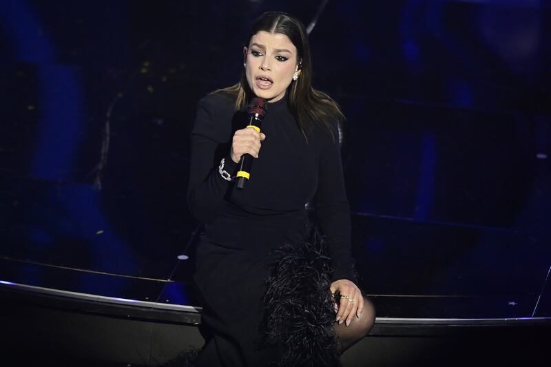 Sanremo 2024: ecco il look della quarta serata del Festival di Emma 3