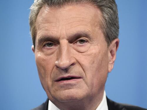 Il tedesco Oettinger minaccia: "Sanzioni se l'Italia non paga"