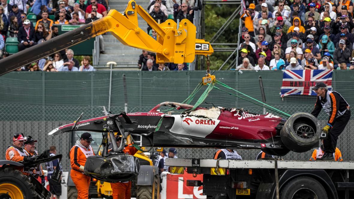 Brutto incidente alla partenza a Silverstone: grande paura per Zhou