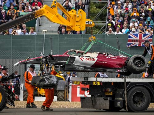 Brutto incidente alla partenza a Silverstone: grande paura per Zhou