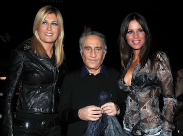 Antonella Mosetti, curve mozzafiato in giallo 15