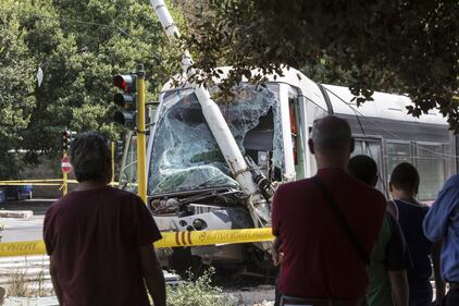 Roma, auto e tram si scontrano: tre feriti 8