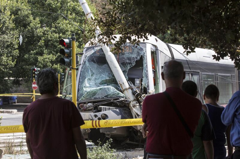 Roma, auto e tram si scontrano: tre feriti 8