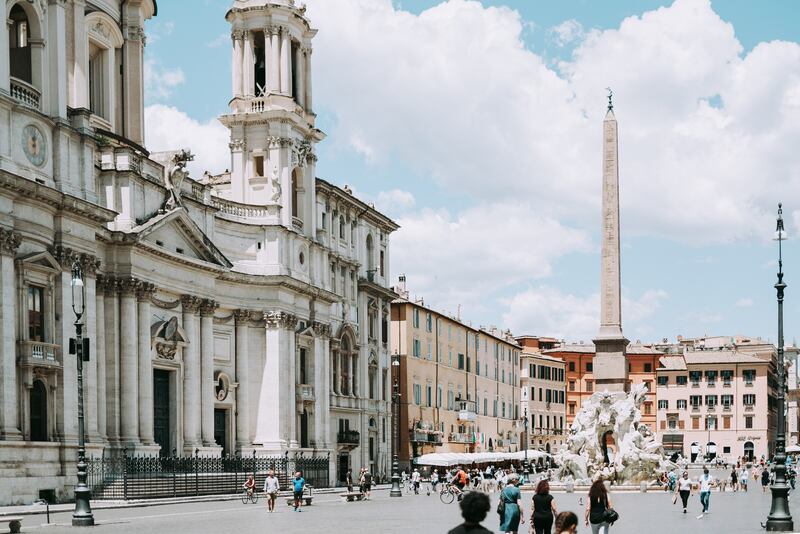 Degrado, rifiuti e tende a due passi da piazza Navona
