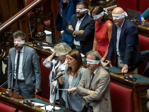 Delmastro, al via il voto palese sulle chat. La sceneggiata di Avs in Aula