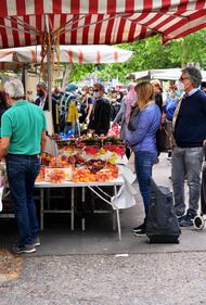 Gente accalcata ai mercati aperti a Milano in pieno coronavirus 3