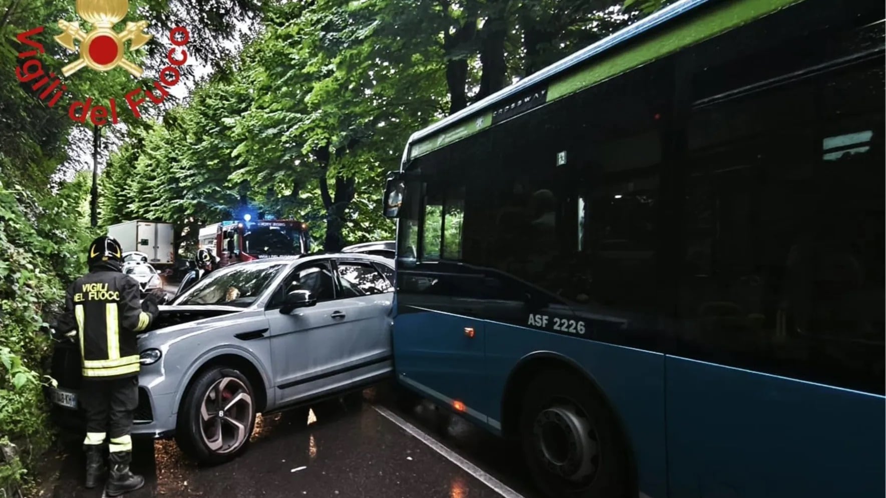 Perde il controllo del Suv e si schianta contro un bus. Paura per il calciatore Maxence Caqueret
