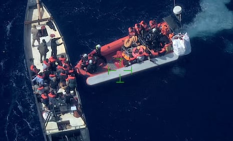 Sea Watch sotto inchiesta: il video di Frontex riprende il trasbordo con i trafficanti 7
