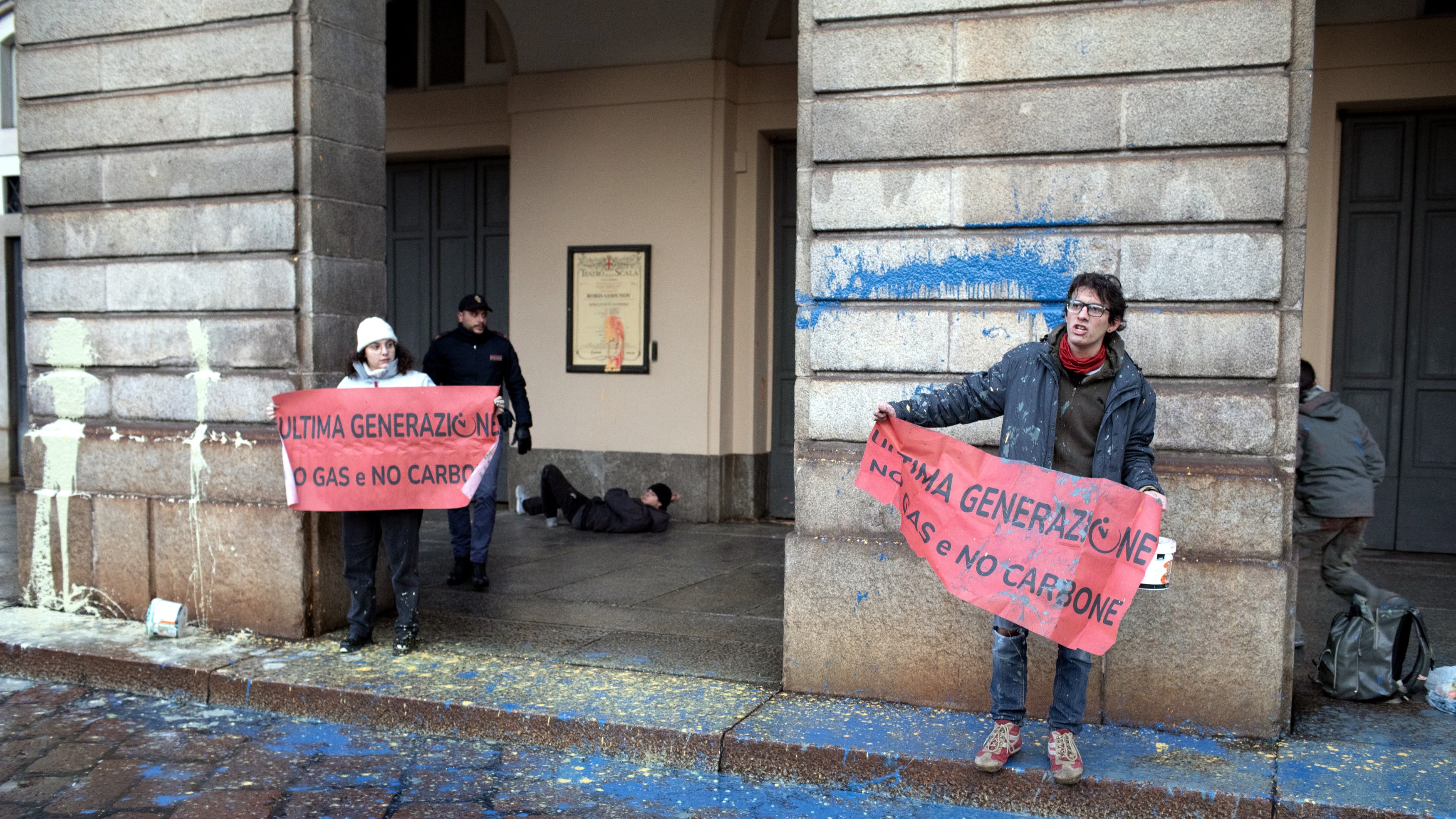 Vernice contro la Scala, aggrediti due poliziotti: tornano gli eco-vandali