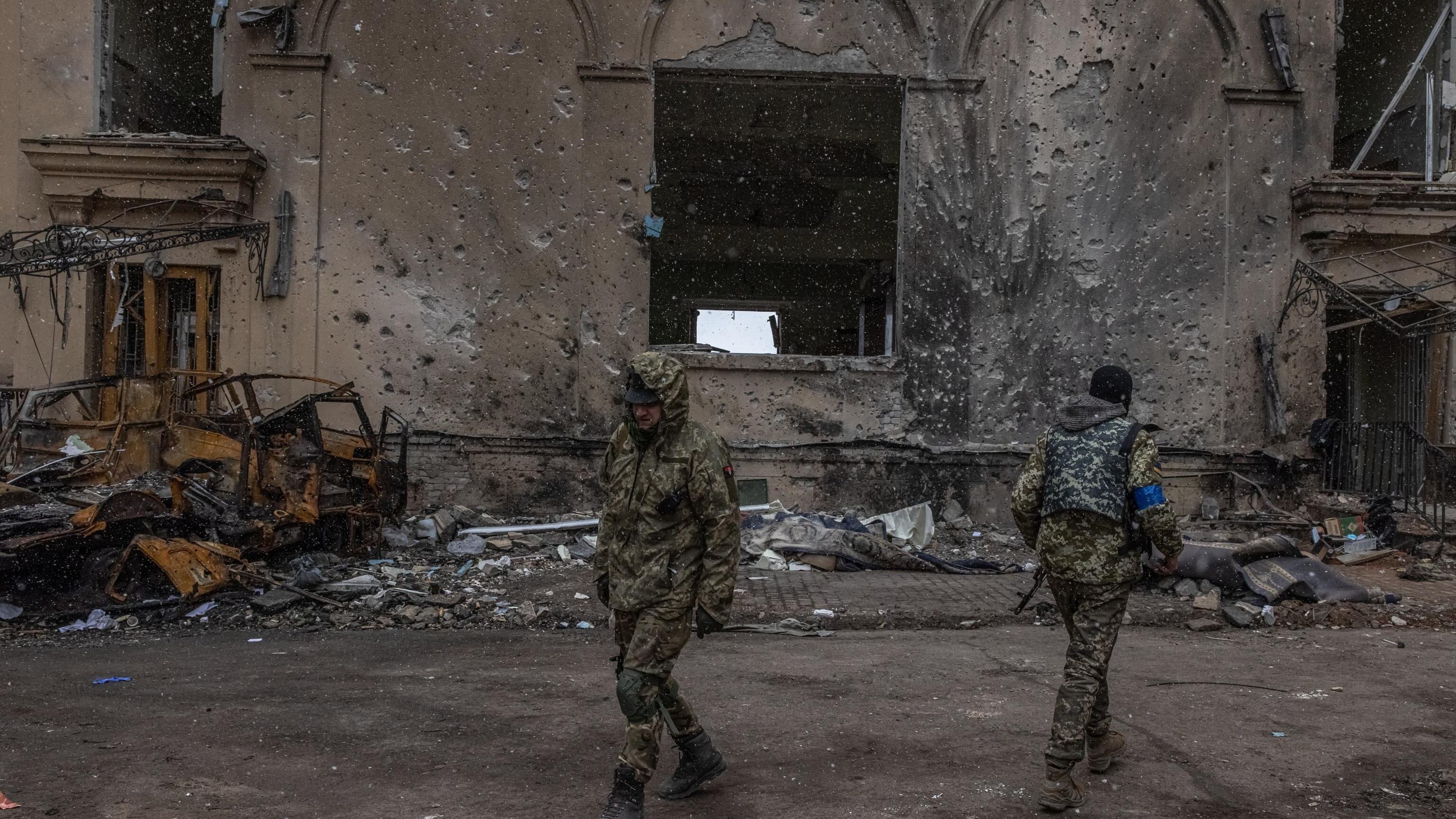 Gli orrori senza bandiera del conflitto. Soldati russi gambizzati dagli ucraini