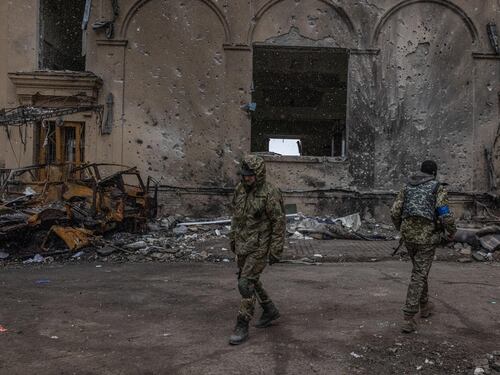 Gli orrori senza bandiera del conflitto. Soldati russi gambizzati dagli ucraini
