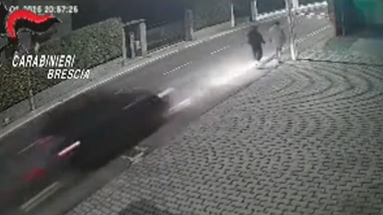 Brescia, automobilista travolge due pedoni a tutta velocità e fugge: il video choc