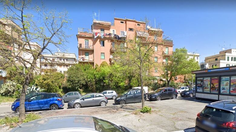 Picchia e minaccia di morte la moglie, il figlio chiama aiuto