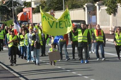 La marcia dei gilet jaunes verso la frontiera di Ventimiglia 10