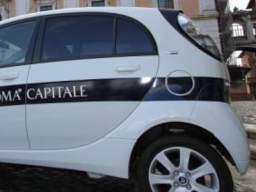 Tragedia a Roma, morti due ragazzi in un incidente stradale