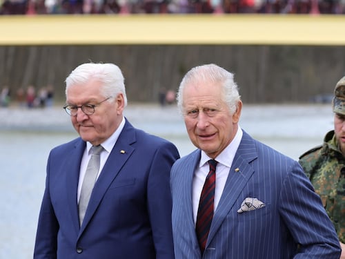 Il discorso (in tedesco) del Re al Bundestag. Ma Carlo sfodera il repertorio da principe