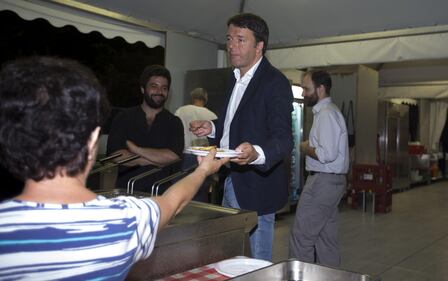 Renzi a sorpresa alla Festa dell'Unità tra selfie e biliardino 7
