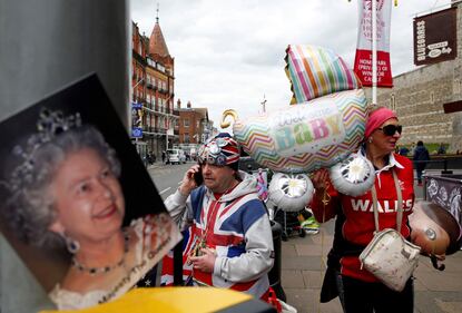 Londra, il popolo inglese attende notizie sul royal baby di Markle e di Harry  1