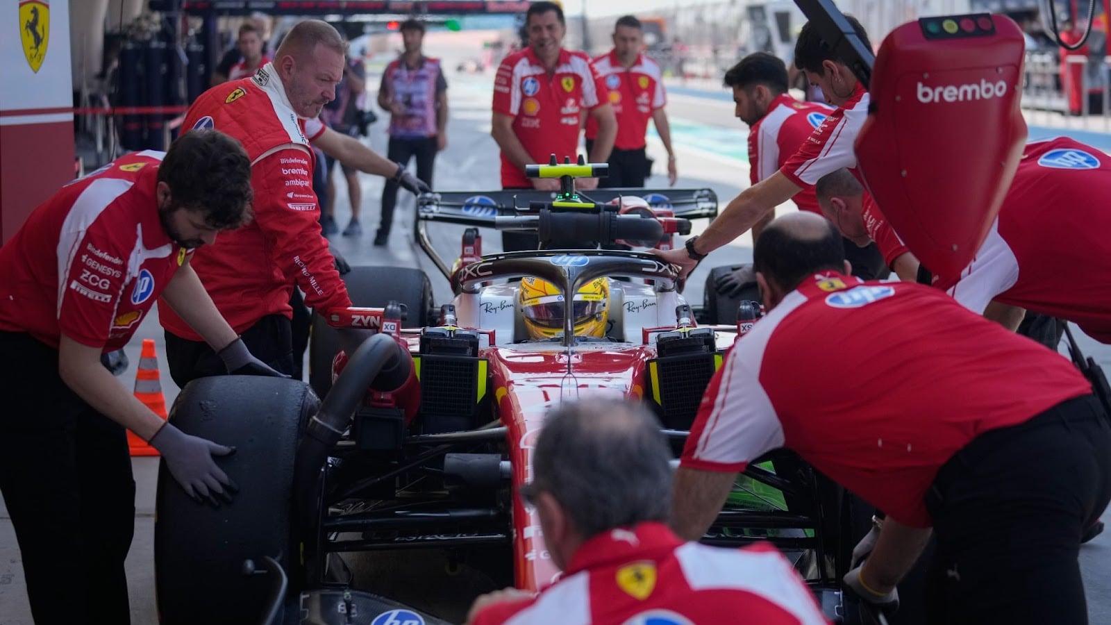 F1, bene le Ferrari in Bahrain. Leclerc vola la mattina, Hamilton si difende