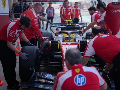 F1, bene le Ferrari in Bahrain. Leclerc vola la mattina, Hamilton si difende