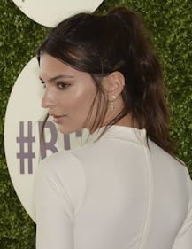 Emily Ratajkowski, il seno sbuca durante il pranzo 18